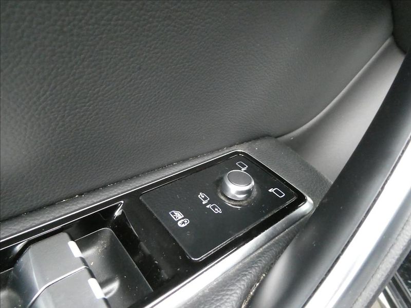 Jaguar XF 2,0 D200 R-Dynamic S,1M,ČR,DPH - fotka 14 z 36