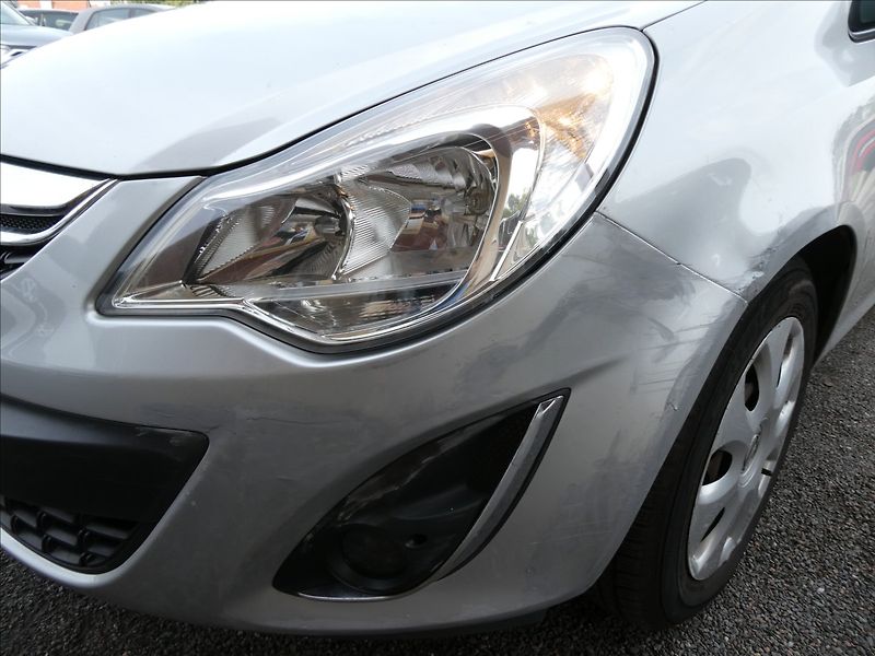 Opel Corsa 1,4 16V 74kW, drobné vady laku - fotka 9 z 42