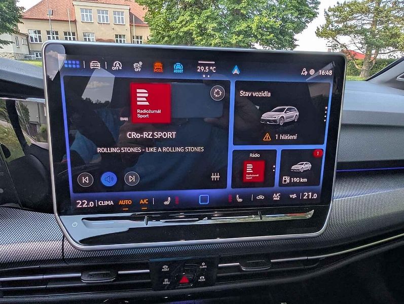 Auto má rádo klikaté silničky.