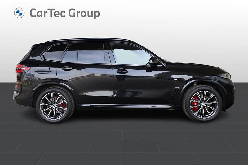 BMW X5 xDrive30d - fotka 4 z 33