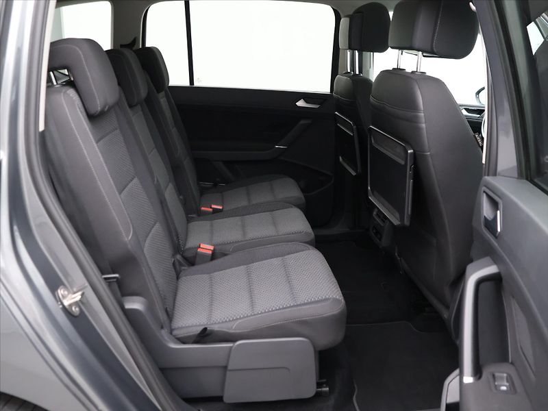 Volkswagen Touran 1,6 TDI DSG Panorama LED 1.Maj - fotka 13 z 31