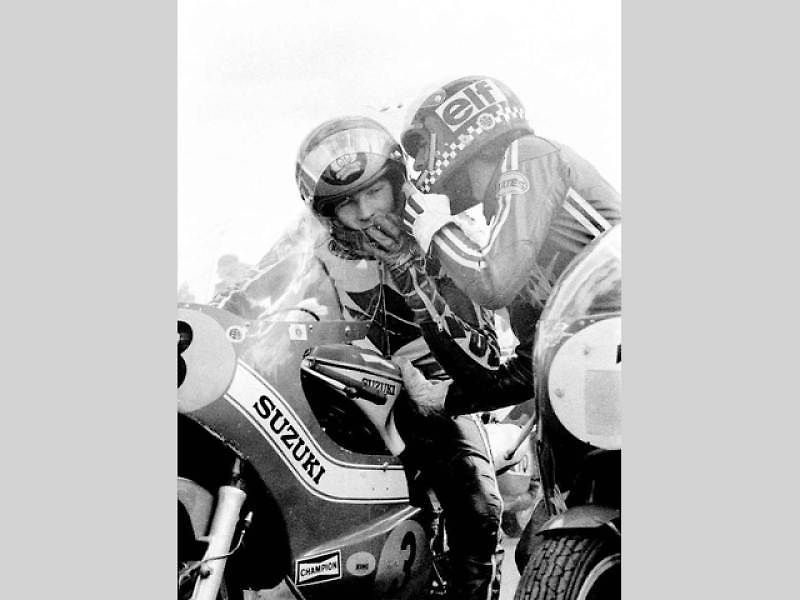 Barry Sheene (vpravo) byl legendáním motocyklovým závodníkem. Byl také známý tím, že bojkoval okruh v Brně. Na snímku je s Wilem Hartogem po závodě TT v Assenu.