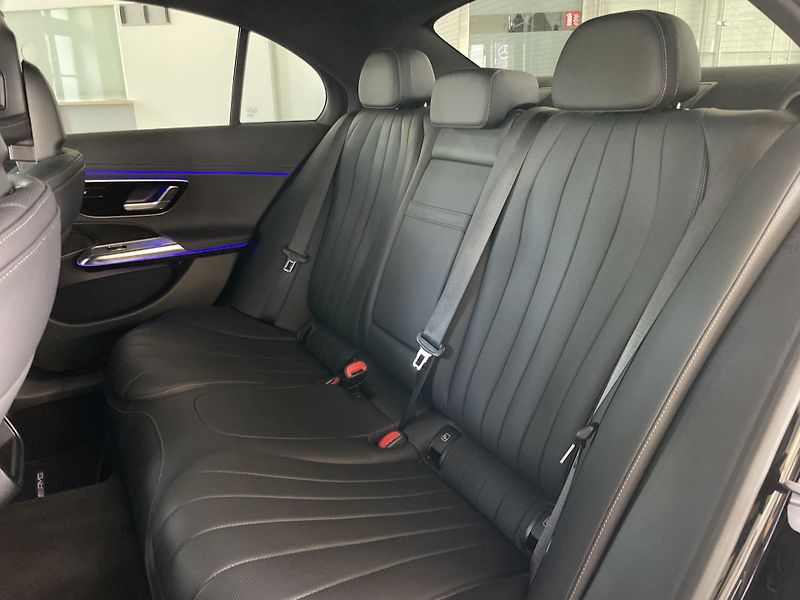 Mercedes-Benz Třídy E 220d 4Matic AMG - fotka 15 z 28