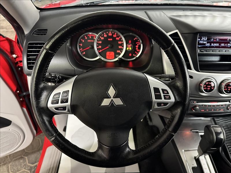 Mitsubishi L200 2.5DI-D INTENSE 4WD HARDTOP - fotka 16 z 35