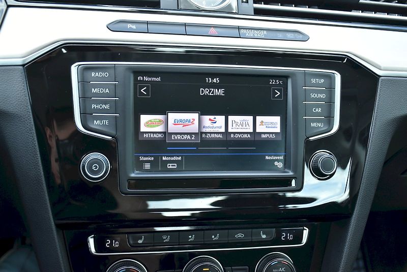 Volkswagen Passat (2017) HIGHLINE 2.0 BiTDI 176kW DSG 4 - fotka 17 z 31
