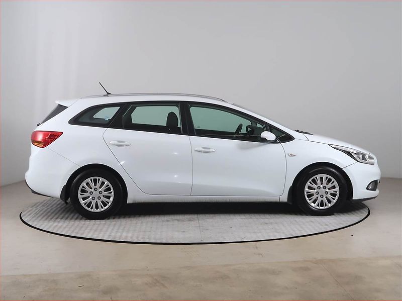 Kia Ceed (2014) Silver 1.6 CRDi, Serv.kniha - fotka 6 z 14