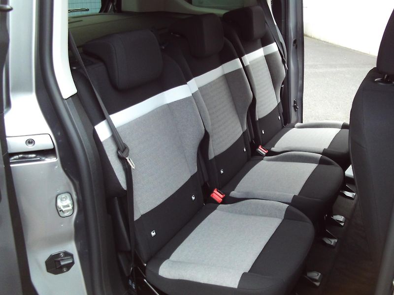 Citroën Berlingo (2026) PLUS Petrol 110k Manual - fotka 11 z 17