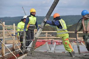 Největší most na úseku D35 Sadová - Hořice. Dlouhý je 340 metrů a stavbaři dokončili jeho betonáž.
