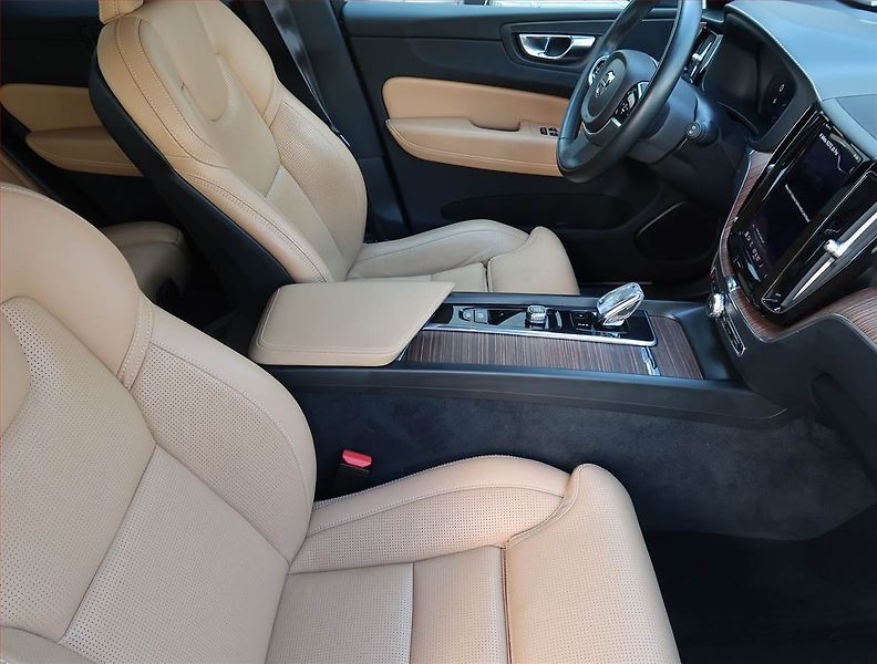 Volvo XC60 (2021) Momentum D5 AWD - fotka 9 z 14