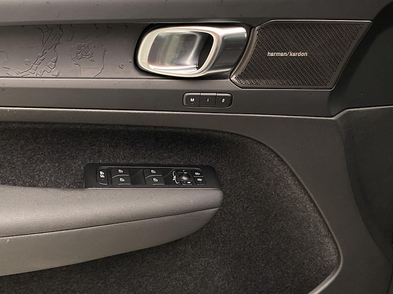 Volvo XC40 PURE ELECTRIC RECHARGE TWIN - fotka 29 z 58