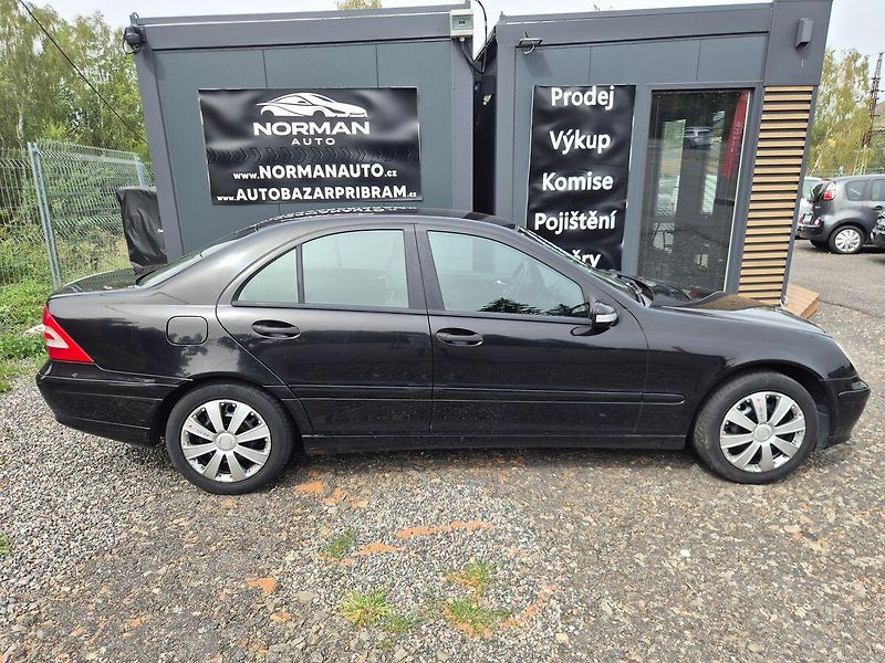 Mercedes-Benz Třídy C (2006) C220 CDi 110Kw sedan, Klima - fotka 4 z 21