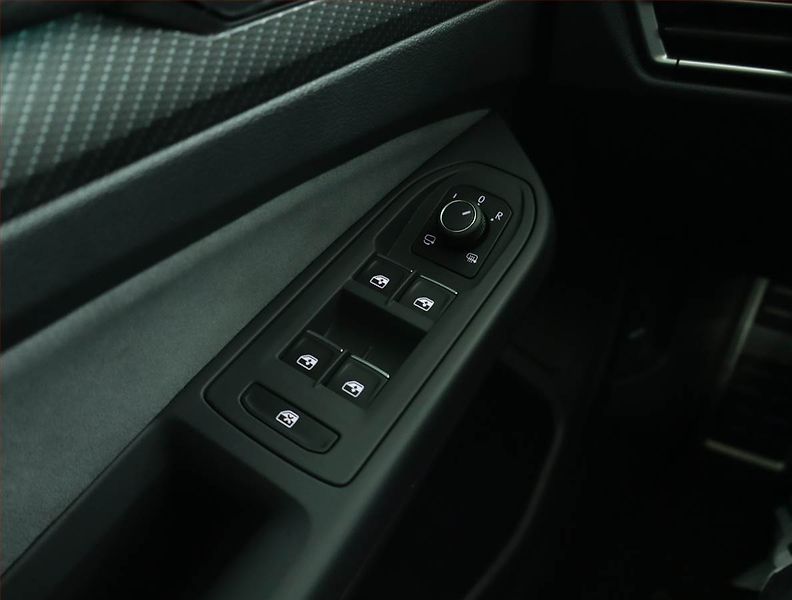 Volkswagen Golf (2022) R-Line 2.0 TDI, Kůže, Navi - fotka 15 z 15
