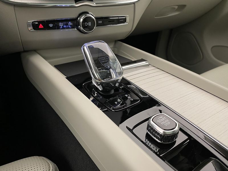 Volvo XC60 T8 AWD RECHARGE DARK ULTRA CZ - fotka 27 z 67