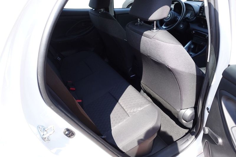 Toyota Yaris 1,5 HEV Comfort - fotka 12 z 26