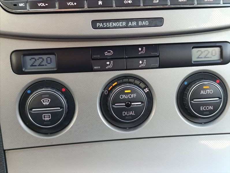 Volkswagen Passat 2,0 TDi Kůže Navigace Tažné - fotka 19 z 37