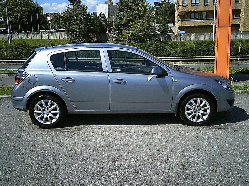 Opel Astra (2011) 1.6i KOUPENO ČR,1.MAJITEL - fotka 5 z 10