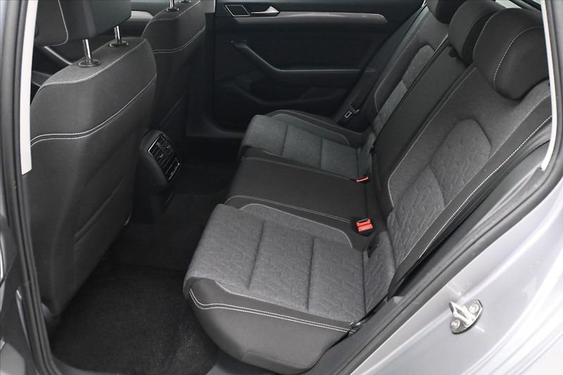 Volkswagen Passat 2,0 TDI 110 KW DSG Business Zá - fotka 14 z 32