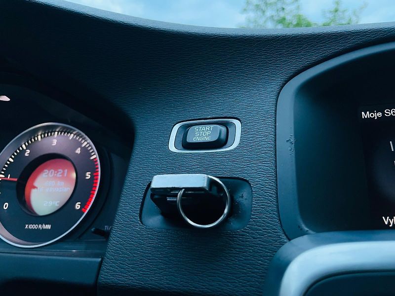Volvo S60 2.0D 120KW 5VÁLEC VÝHŘEV SENZO - fotka 41 z 44