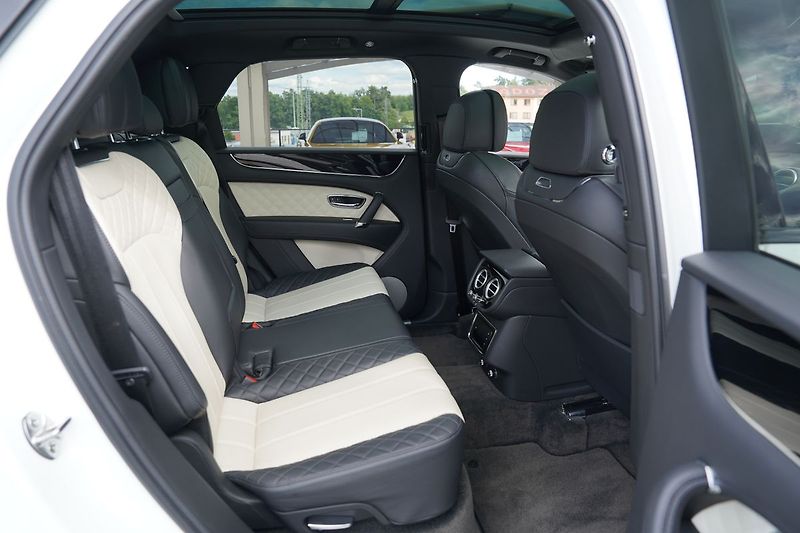 Bentley Bentayga 4.0i V8, Mulliner, ČR, DPH - fotka 35 z 51