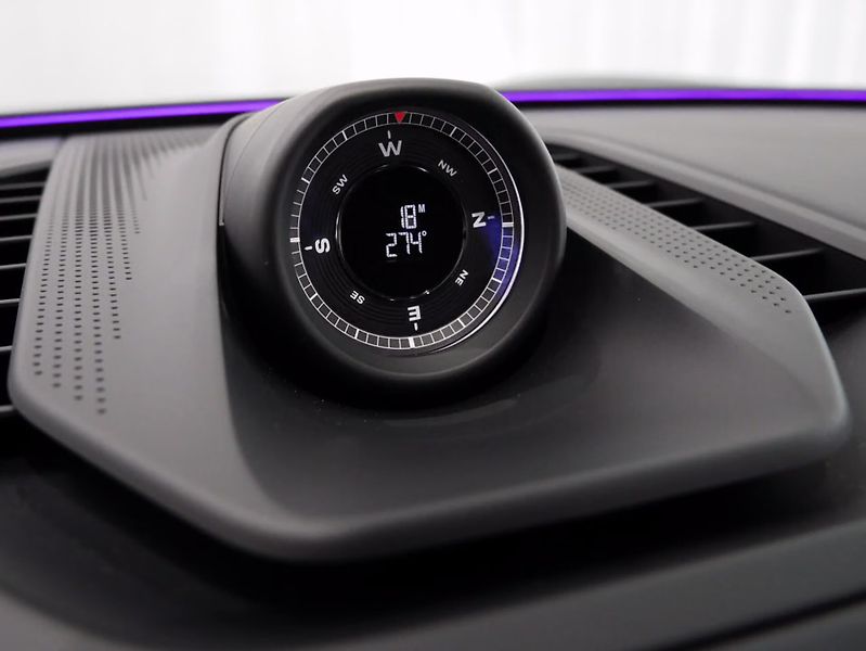 Porsche Cayenne Electric 360 HuD Display spol. - fotka 21 z 24