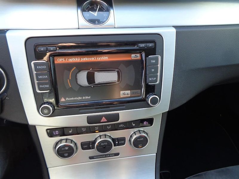 Volkswagen Passat 2.0 TDI Highline 103 kW M6F - fotka 15 z 29