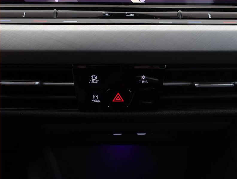 Volkswagen Golf (2023) Life 1.5 TSI, digi klima - fotka 12 z 17