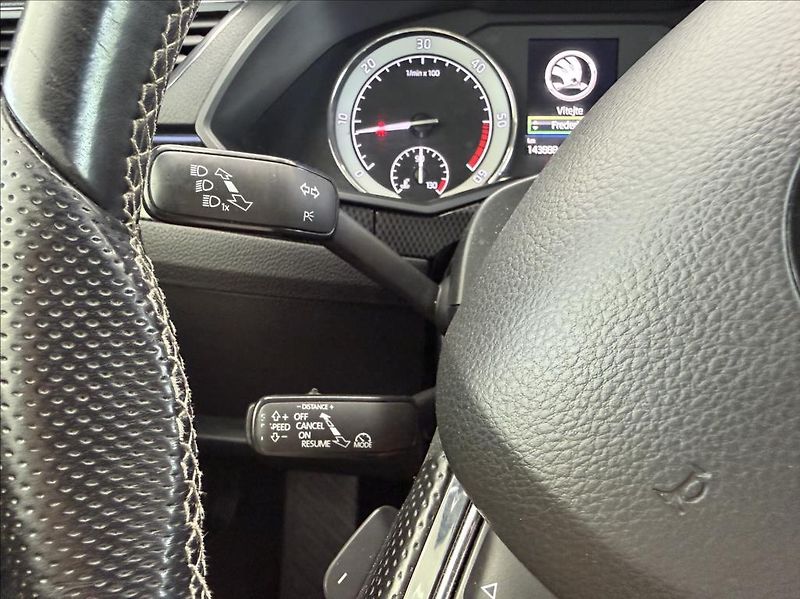 Škoda Superb 2,0 TDi, Sportline, Navi, DSG - fotka 16 z 36