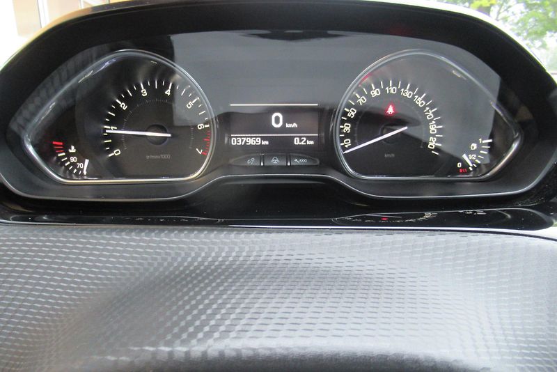 Peugeot 2008 1.2 PureTech AUT. KLIMA - fotka 12 z 25
