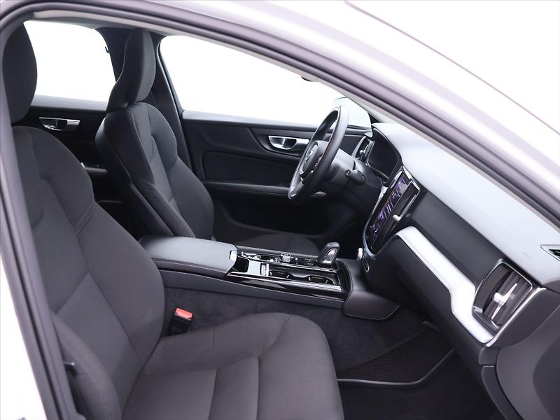 Volvo V60 2,0 B5 AWD Momentum Pro AT DPH - fotka 12 z 29