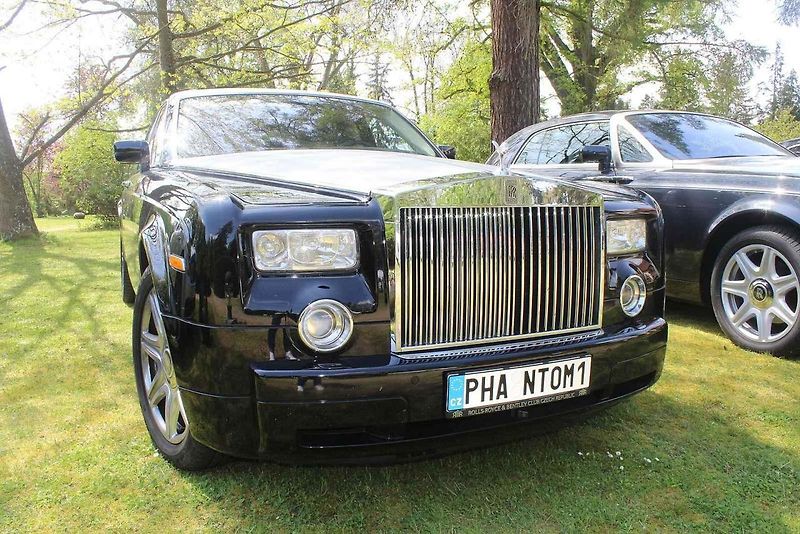 Luxusní vozy se v sobotu 4. května sjely na zámek do Lnář. Převládala auta značky Rolls-Royce.