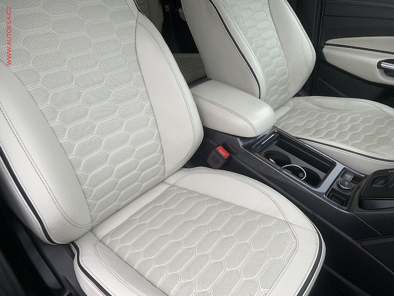 Ford Kuga (2017) 2.0TDCi 4x4, Vignale, AT, - fotka 12 z 21