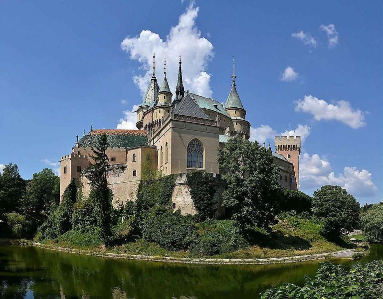 Celkový pohled na romantický Zámek Bojnice.