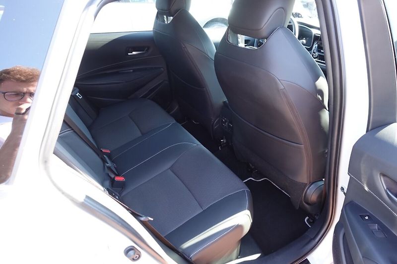 Toyota Corolla 2,0 HEV Executive TS - fotka 13 z 34