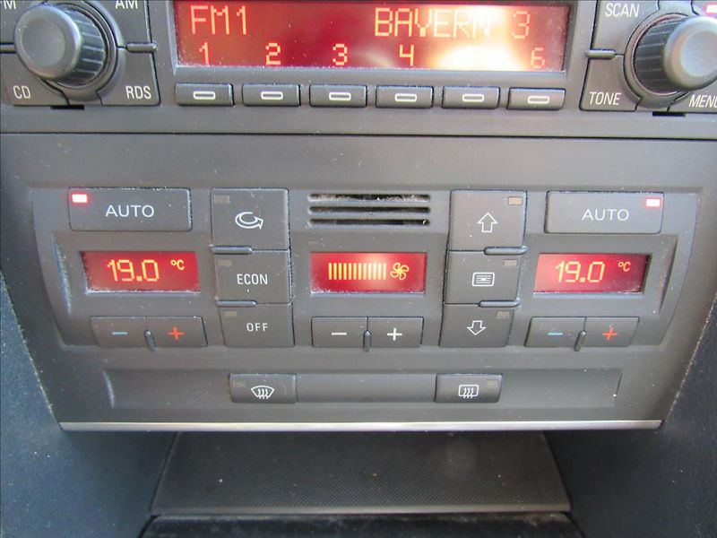 Audi A4 1,6 i 75kW Sedan - fotka 17 z 29