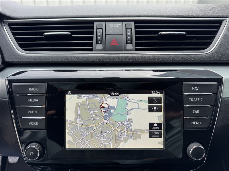 Škoda Superb 1,6 TDI Navi TZ park. kamera - fotka 41 z 50