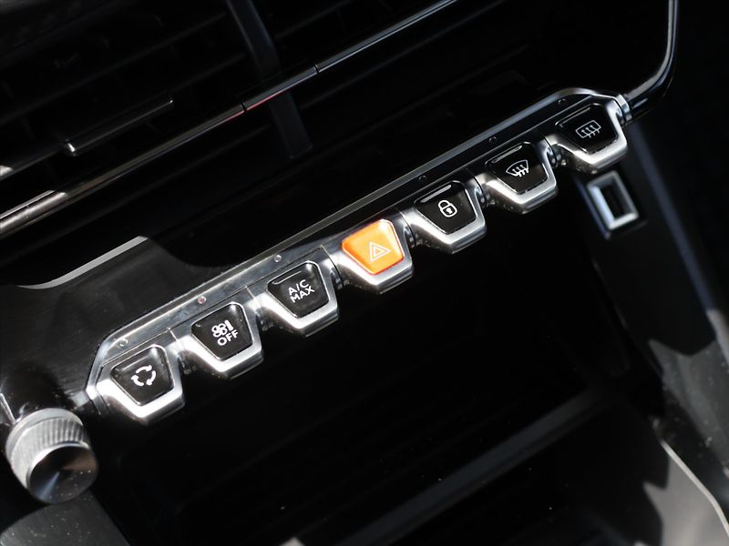 Peugeot 2008 1,2 PT 74kW CZ Klima ACTIVE - fotka 24 z 34
