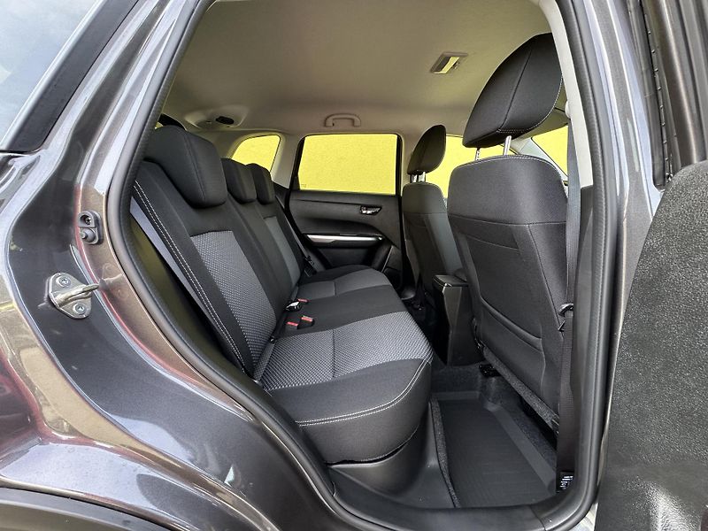 Suzuki Vitara (2024) 4x4*1.4 hybrid/95Kw * 1.Maj.  - fotka 23 z 38