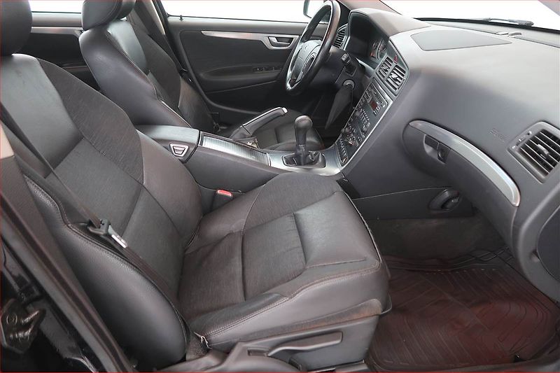 Volvo V70 (2004) 2.4 D5, nová STK, Tažné, Klima - fotka 9 z 11