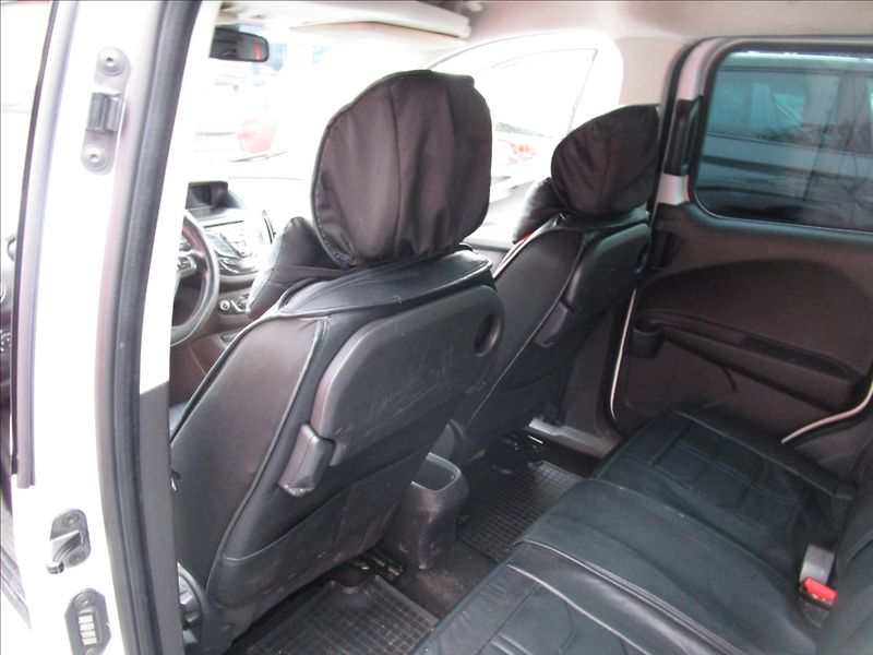 Ford Tourneo Courier 1.5TDCi Titanium, 2. maj. - fotka 26 z 40