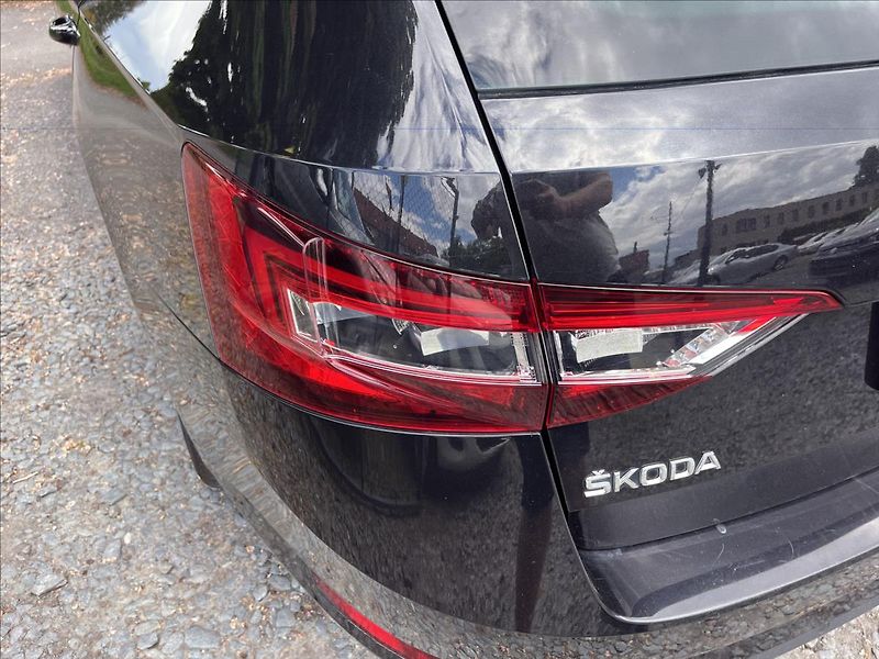 Škoda Superb 2,0 TDi DSG  NAVI BIXEN ACC AL - fotka 37 z 50