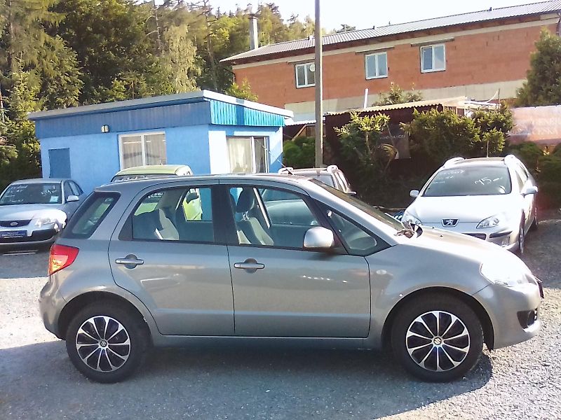 Suzuki SX4 (2008) 1.5i , kola navíc - fotka 8 z 33