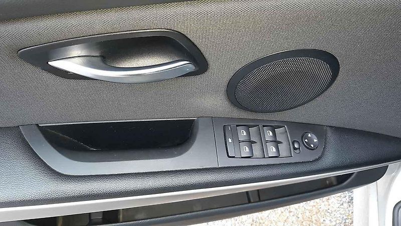 Přední část jakoby byla z většího vozu, než ta zadní. Tuto asymetrii ale BMW dotáhlo do extrému až u některých kusů jedničkové řady.