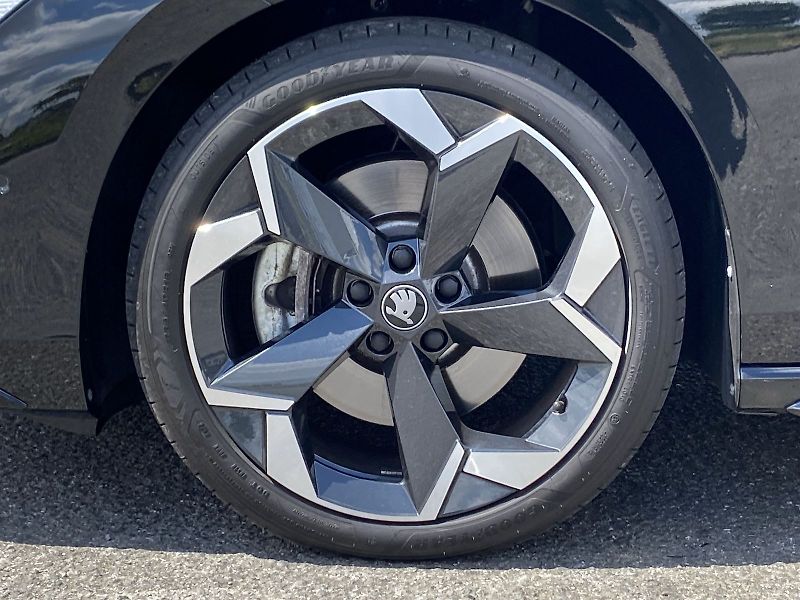 Škoda Superb (2025) 2.0 TDI 4x4 DSG SportLine - fotka 35 z 39