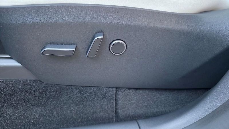 Tesla Model Y (2023) LR AWD DE Záruka SoH 92,7%  - fotka 19 z 41