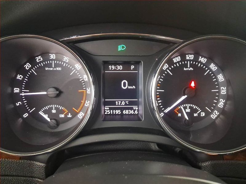 Škoda Superb (2013) Elegance 2.0 TDI, 4X4 - fotka 11 z 16