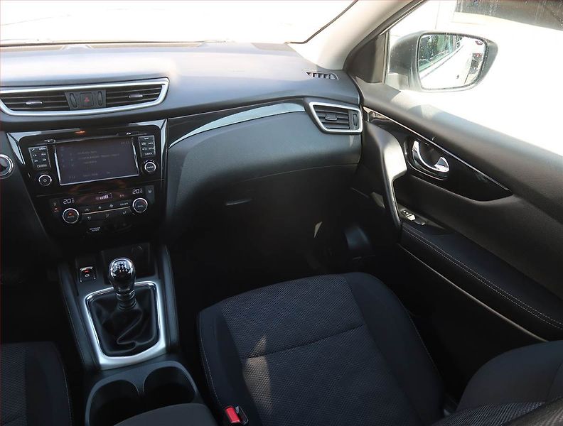 Nissan Qashqai (2015) 1.6 DIG-T, Serv.kniha, Navi - fotka 8 z 20
