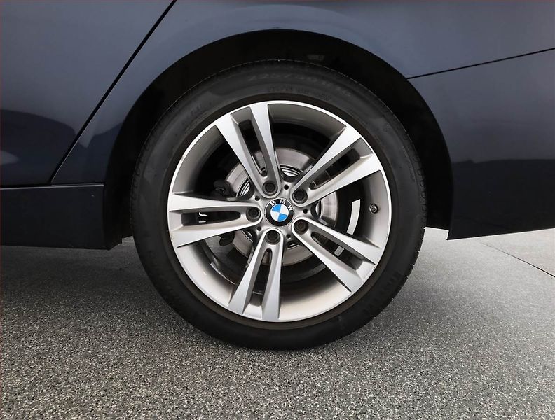 BMW Řada 3 (2018) Sport Line 320d xDrive GT - fotka 18 z 18