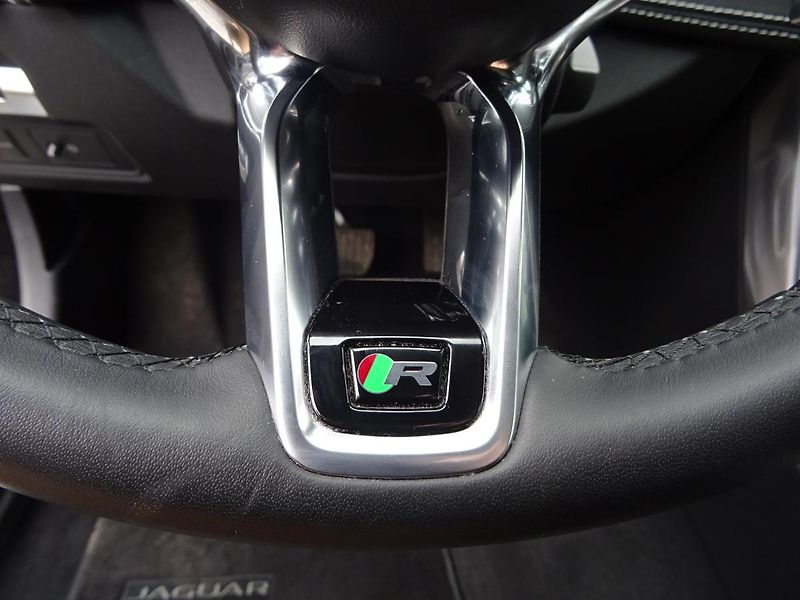 Jaguar XE D180 R - Dynamic SE - fotka 23 z 47