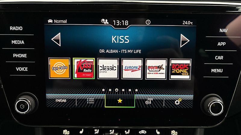 Škoda Superb 2.0 TDI DSG Sportline Combi - fotka 11 z 32