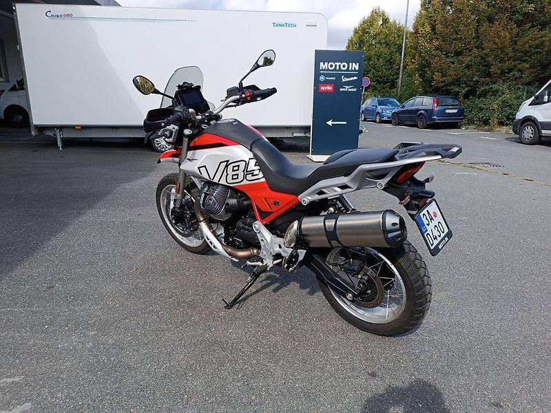 Moto Guzzi V 85 TT (2026) Rosso Fuji - fotka 5 z 13